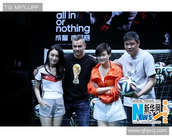 足球明星与粉丝亲密合影瞬间展现温暖互动与真挚情感