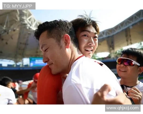 足球明星携手残疾球迷共筑梦想场景传递温暖与希望